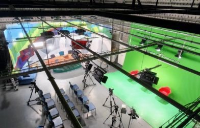 La Universidad Europea Miguel de Cervantes (Castilla y León) renueva su plató de TV con tecnología 4K
